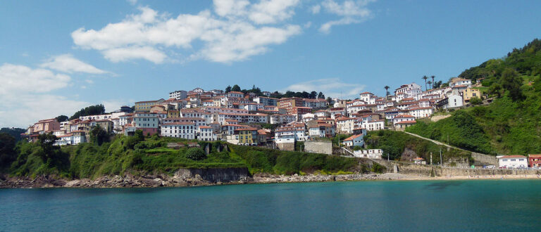 1280px Lastres Asturias 768x330