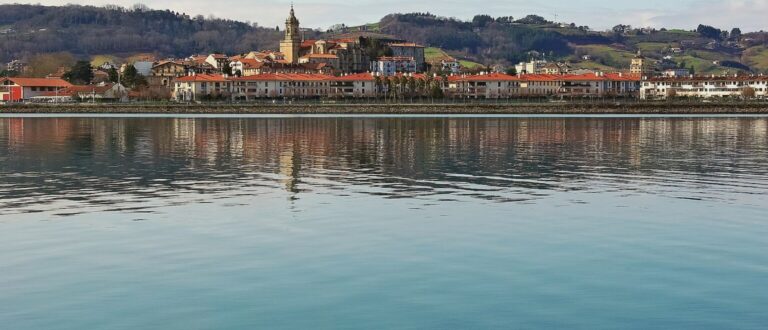 1699px Fontarrabie depuis Hendaye 2012 2 1 768x330