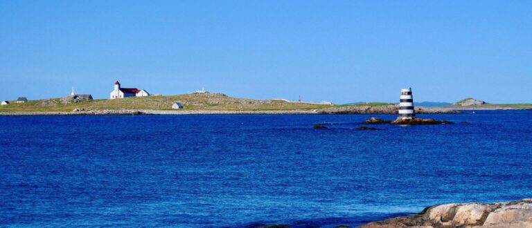 Lanse a Bertrand vue sur lile aux marins Saint Pierre et Miquelon 768x330