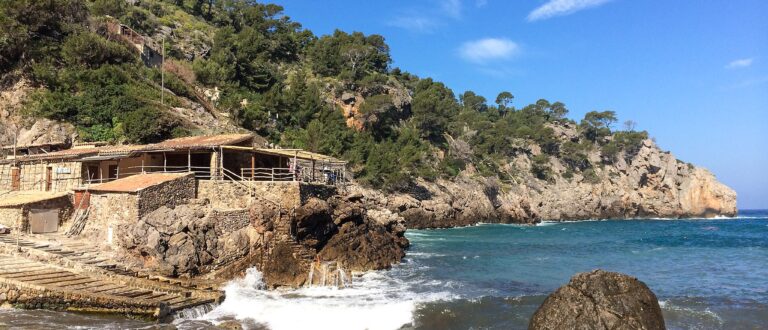 2048px Cala de Deya Mallorca 13334179764 768x330