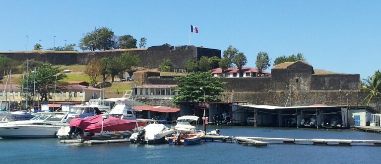 2048px Fort Saint Louis vu du Carenage 02 768x330