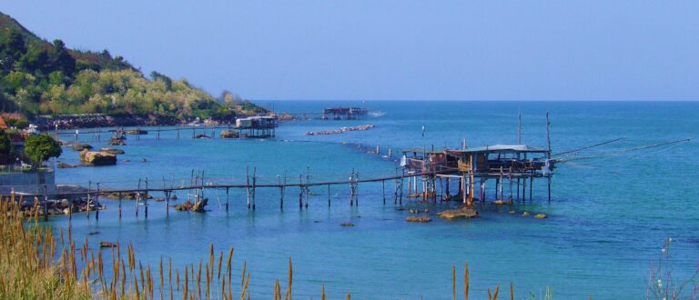 2048px La baia di Fossacesia Marina coi Trabocchi   panoramio 768x330