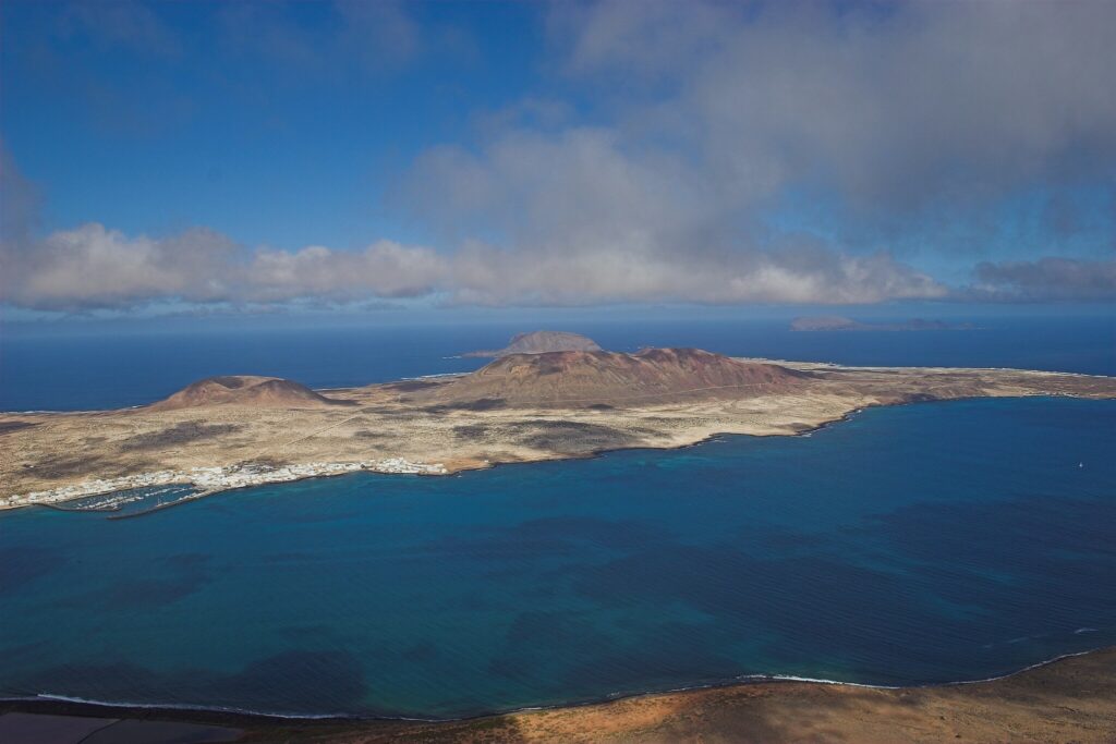 2560px LaGraciosa from MiradorDelRio 1024x683