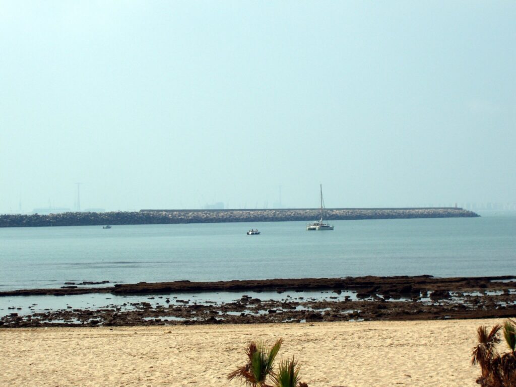 Playa de la Puntilla con el espigon de fondo en bajamar El Puerto de Santa Maria Cadiz 1024x768