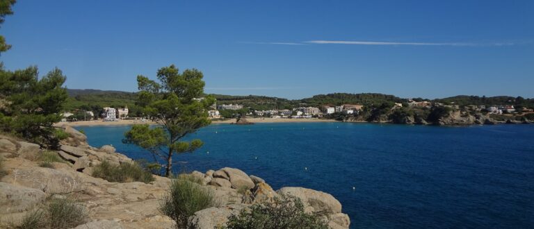 2048px Platja de la Fosca des del rec de Fenals 768x330